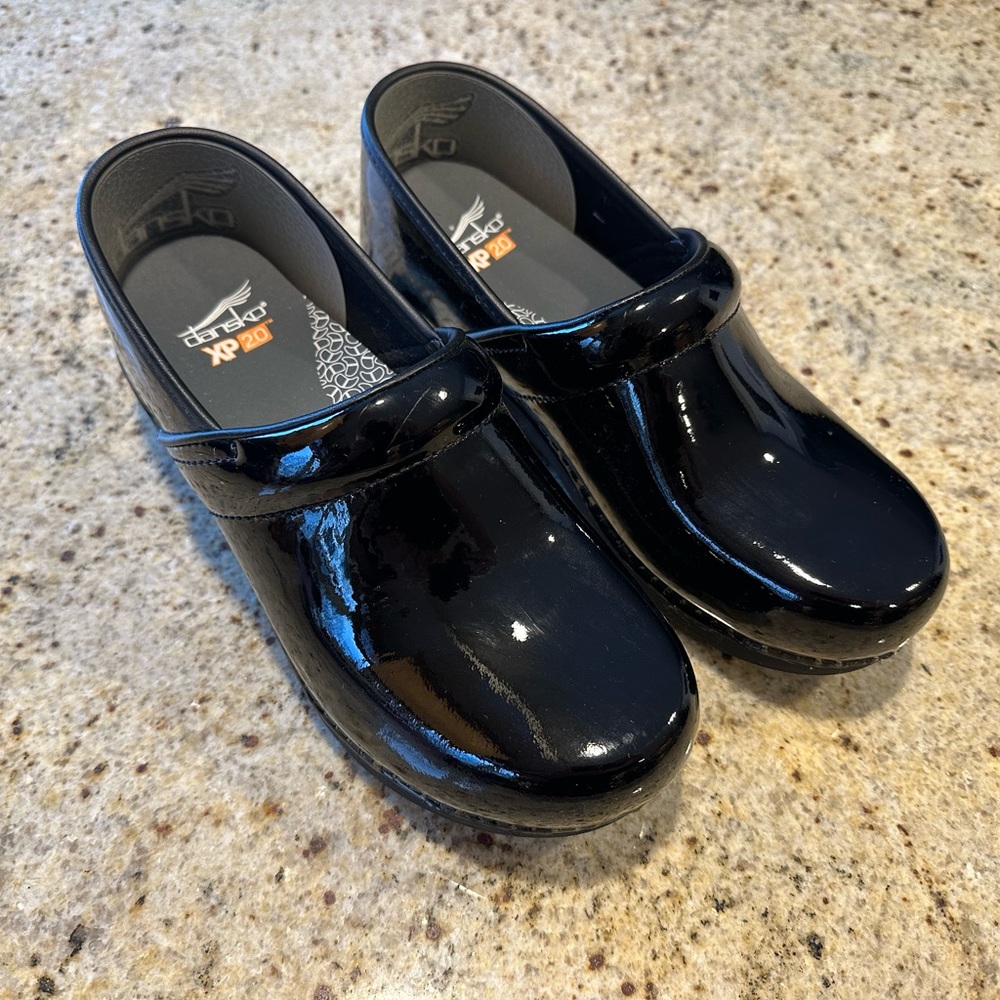 Dansko Women's Clogs XP 2.0 Black patent